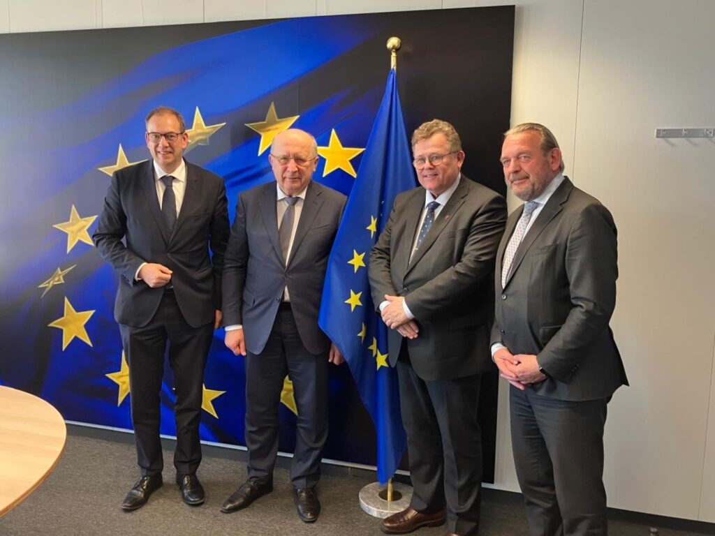 Fra venstre: Ombud Henning Otte (GER), EU-kommisær Andrius Kubilius, forsvarsombud Roald Linaker (NOR), ombud Reinier van Zutphen (NED).