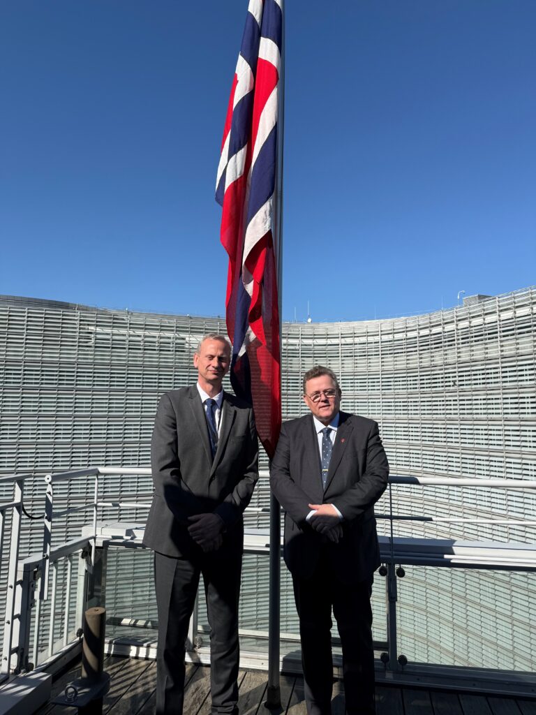 Ambassadør Jørn Gloslie og forsvarsombud Roald Linaker.