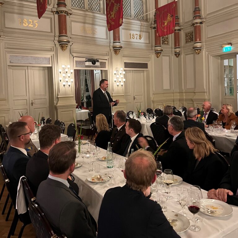 Stortingets første visepresident Svein Harberg taler på åpningsmiddagen.