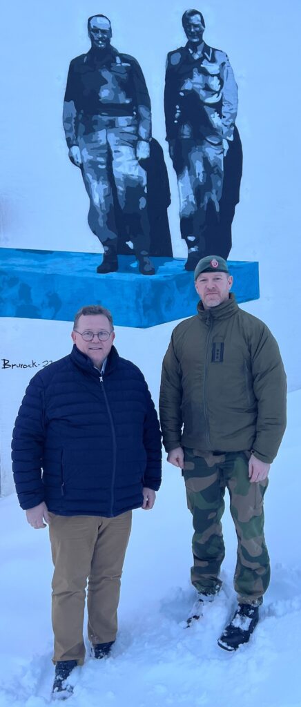 Forsvarsombud Roald Linaker og sjef Finnmark landforsvar, oberst Jørn Qviller.