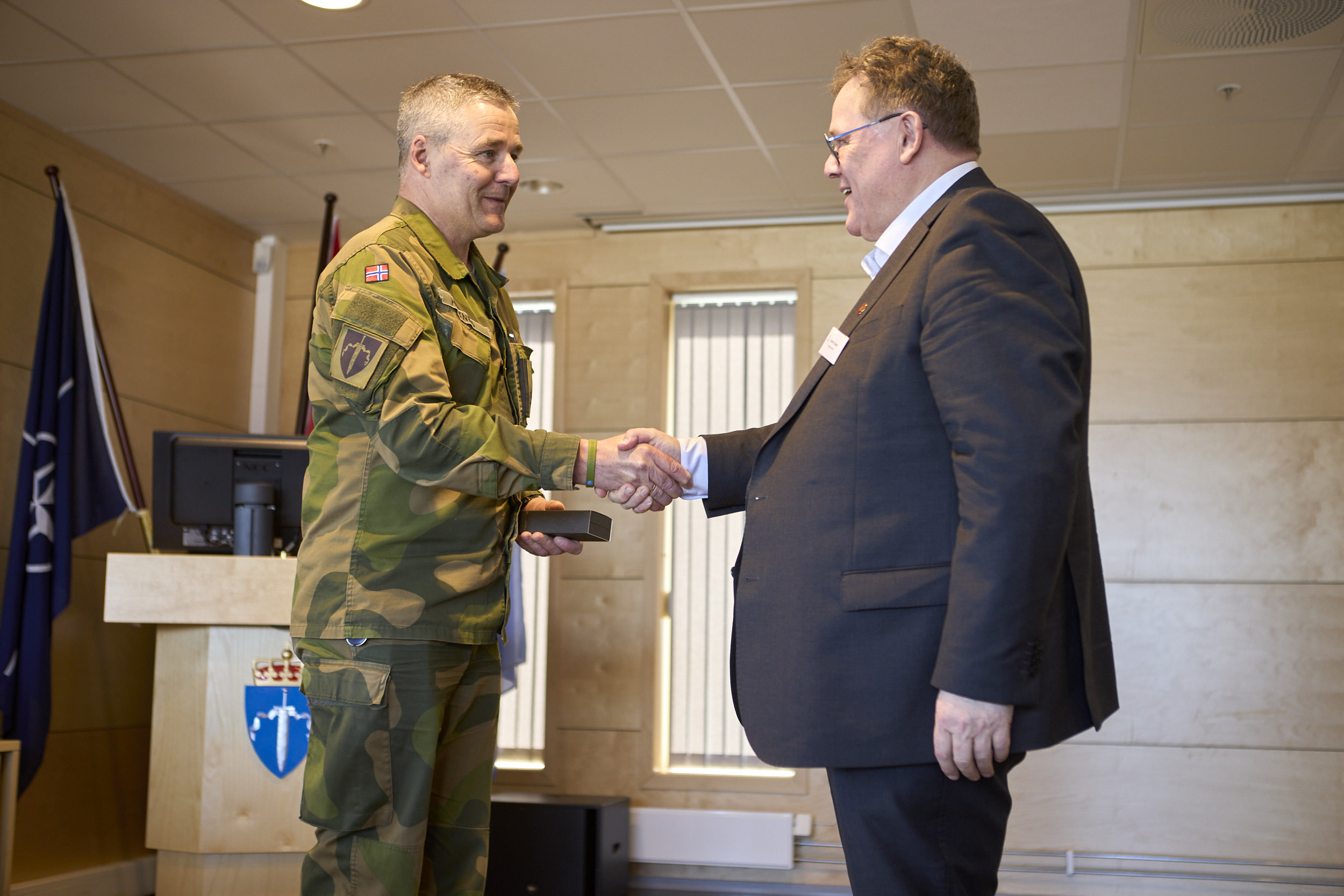 Oberstløytnant Arnstein Hestenes og forsvarsombud Roald Linaker.