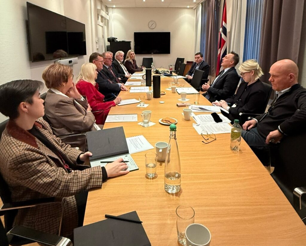 Ombudsnemnda i møte med forsvarsministeren den 9. desember 2025.